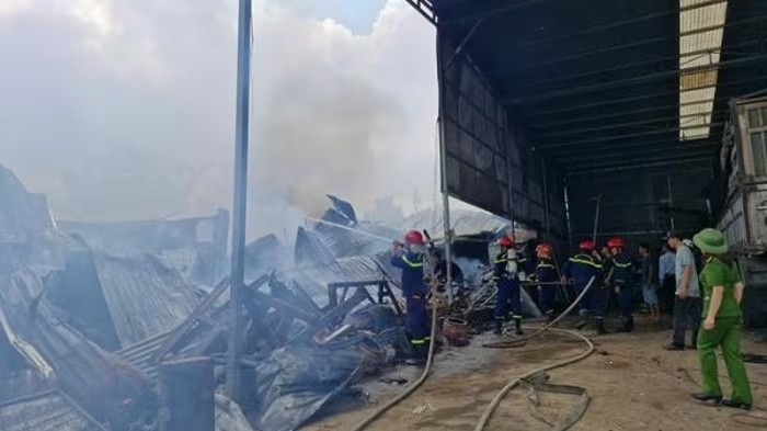 Xưởng gỗ rộng hàng trăm m2 bị thiêu rụi hoàn toàn. (Nguồn: Báo Công an Nhân dân)