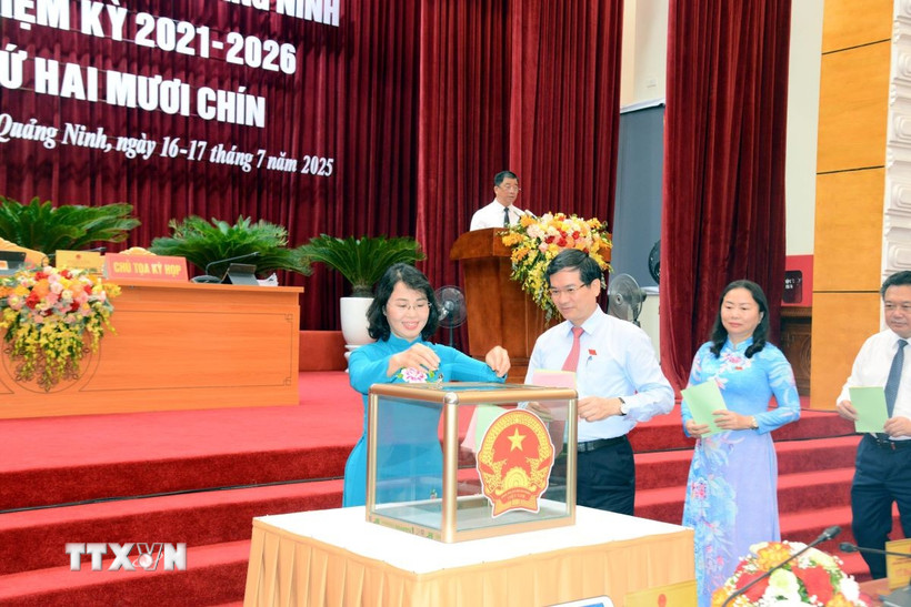 Các đại biểu bỏ phiếu bầu các chức danh lãnh đạo tỉnh Quảng Ninh. (Ảnh: Thanh Vân/TTXVN)