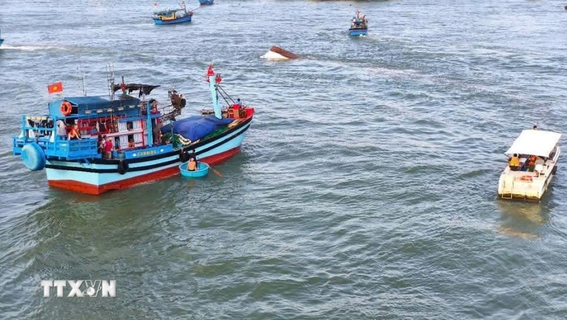 Đồn Biên phòng Cầu Bóng điều động lực lượng, phương tiện cứu hộ. (Ảnh TTXVN phát)