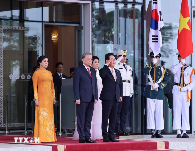 Tổng thống Hàn Quốc Lee Jae Myung và Phu nhân cùng Tổng Bí thư Tô Lâm và Phu nhân tại vị trí danh dự, nghe quân nhạc cử Quốc thiều hai nước. (Ảnh: Thống Nhất/TTXVN)