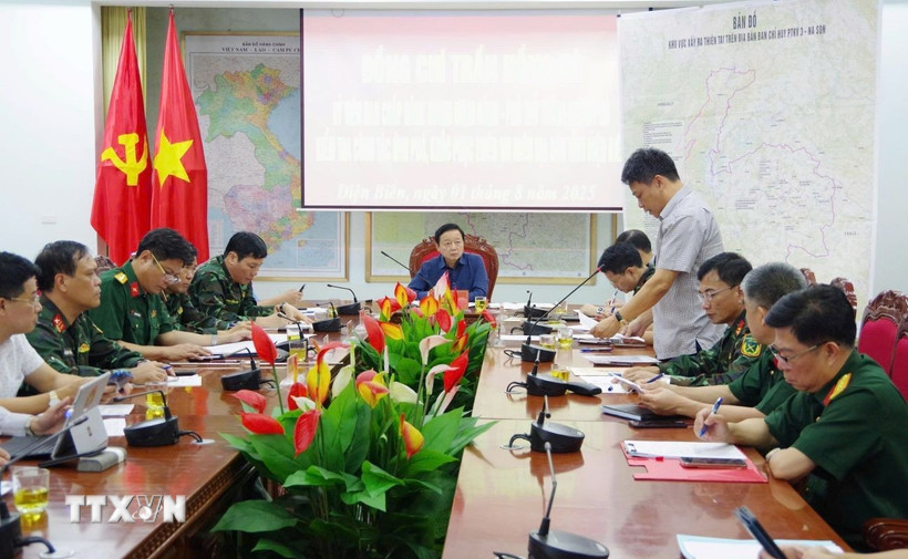 Đại diện các đơn vị báo cáo Phó Thủ tướng Trần Hồng Hà tại cuộc họp. (Ảnh: TTXVN phát)