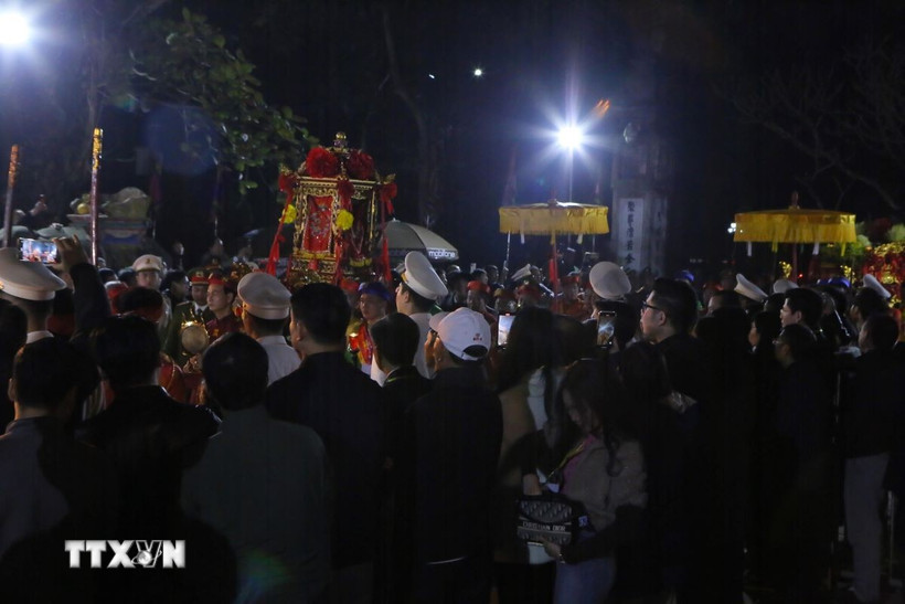 Rước Kiệu ấn từ đền Cố Trạch sang đền Thiên Trường. (Ảnh: Công Luật/TTXVN)