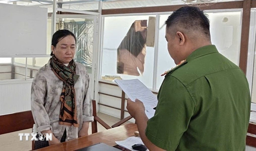Đối tượng Nguyễn Thị Thu Trang nghe các quyết định khởi tố. (Ảnh: TTXVN phát)