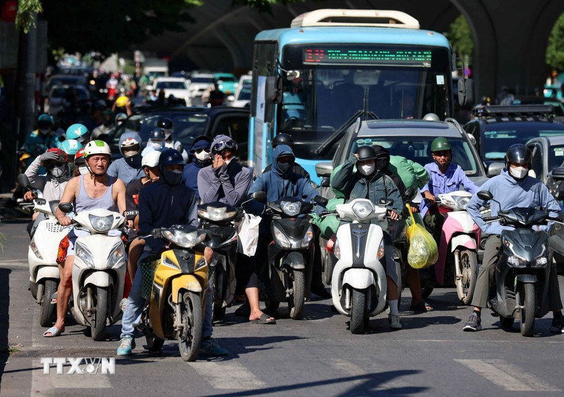 Thời tiết trên cả nước tiếp tục diễn biến phức tạp. (Ảnh: Thanh Tùng/TTXVN)