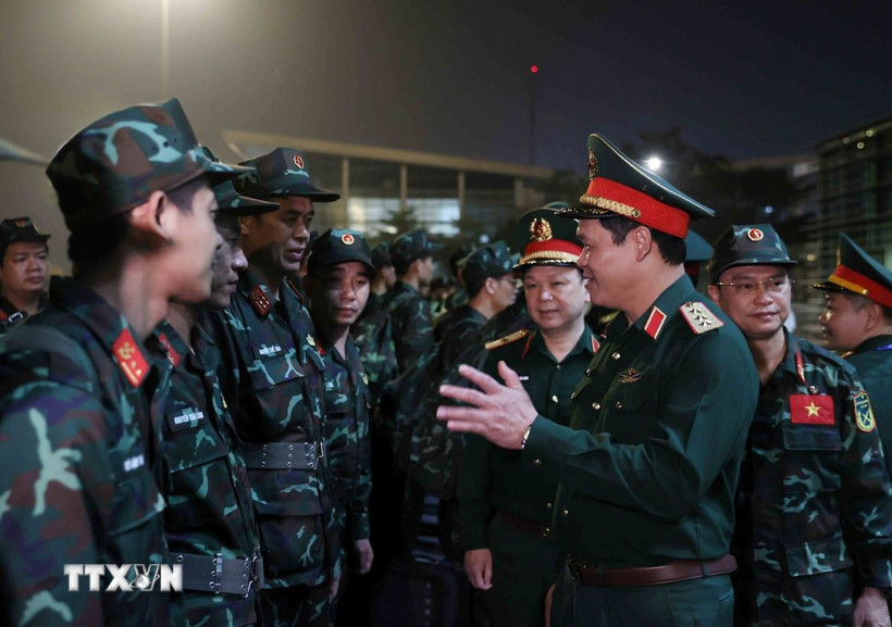 Thượng tướng Vũ Hải Sản, Thứ trưởng Bộ Quốc phòng đón và động viên khích lệ tinh thần lực lượng cứu hộ, cứu nạn hoàn thành nhiệm vụ tại Myanmar trở về. (Ảnh: An Đăng/TTXVN)