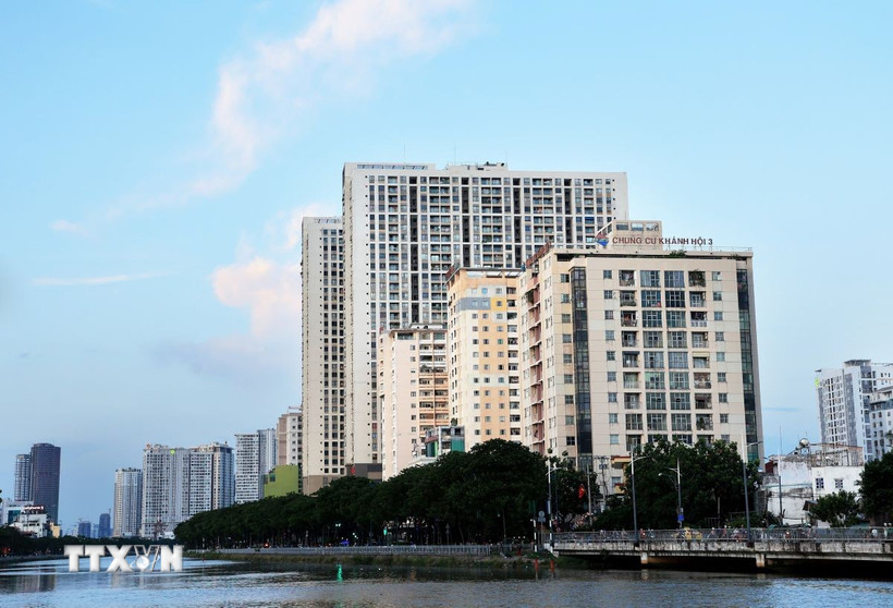 Chung cư cho người có thu nhập thấp bên kên Tàu Hủ-Bến Nghé, quận 4, Thành phố Hồ Chí Minh. (Ảnh: Hồng Đạt/TTXVN)