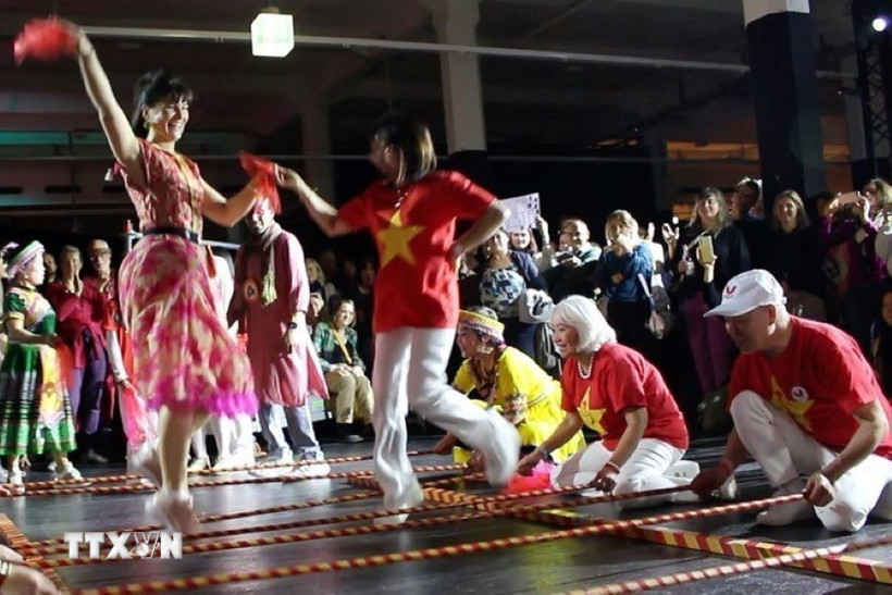 Múa sạp của Việt Nam thu hút sự tham gia của nhiều bạn bè quốc tế. (Ảnh: Phương Hoa/TTXVN) 