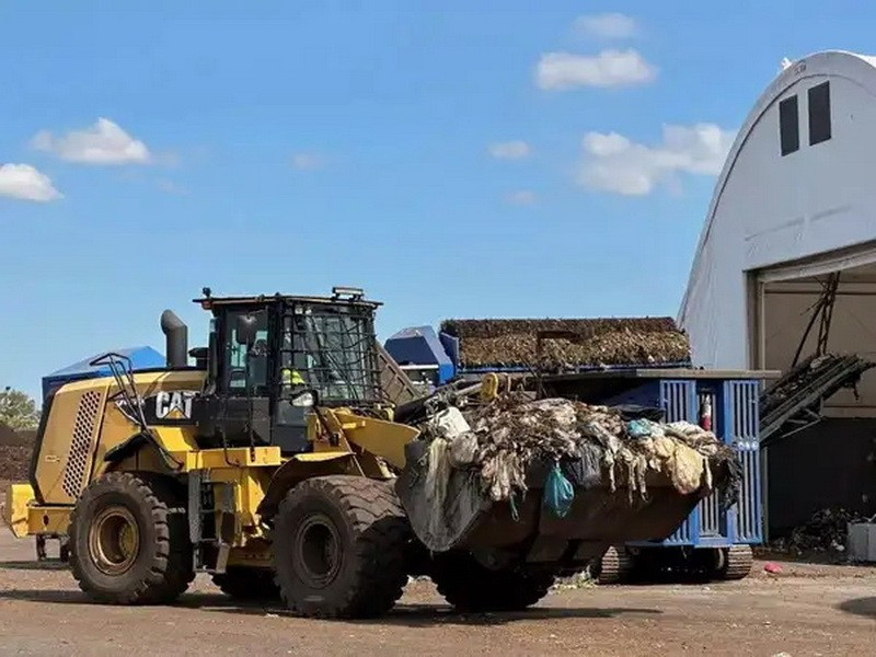 Chất thải được nghiền nhỏ, đưa vào các hầm ủ có sục khí, đạt nhiệt độ trên 37,8 độ C đủ để tiêu diệt mầm bệnh và hạt cỏ dại. (Nguồn: economictimes)