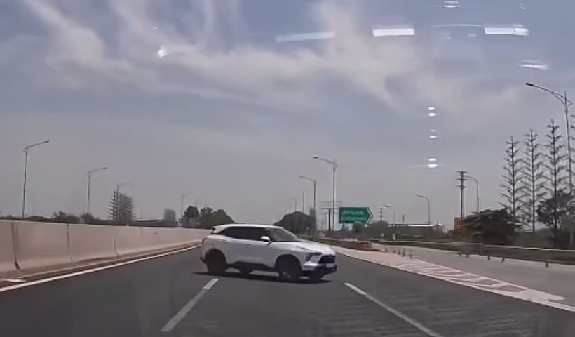 Hình ảnh ôtô con đi ngược chiều cao tốc Hà Nội-Hải Phòng.