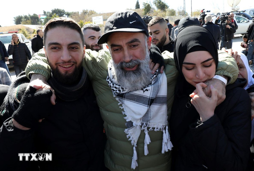 Tù nhân Palestine, được Hamas trả tự do, về tới thành phố Ramallah, Bờ Tây ngày 15/2/2025. (Ảnh: THX/TTXVN)