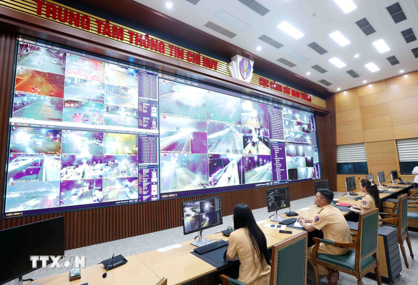 Cán bộ, chiến sỹ Cảnh sát Giao thông giám sát giao thông 24/24 bằng camera AI tại trung tâm thông tin chỉ huy thuộc Cục Cảnh sát giao thông, Bộ Công an. (Ảnh: Phạm Kiên/TTXVN)