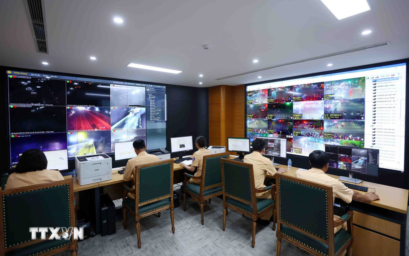 Cán bộ, chiến sỹ Cục Cảnh sát giao thông luôn ứng trực 24/7 tại Trung tâm thông tin chỉ huy để xử lý thông tin, hình ảnh được truyền về từ camera AI trên các tuyến đường và xe tuần tra của Cảnh sát giao thông có gắn camera trên khắp cả nước. (Ảnh: Phạm Kiên/TTXVN)
