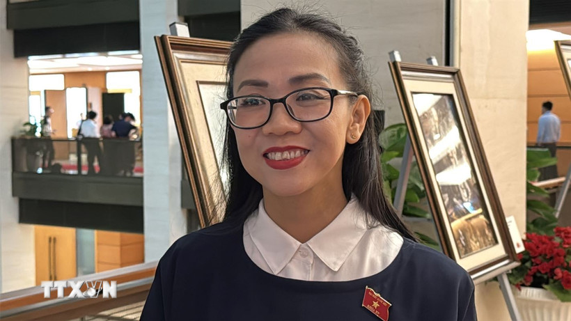 Đại biểu Trịnh Thị Tú Anh (Lâm Đồng) trả lời phỏng vấn. (Ảnh: Hải Ngọc/TTXVN)