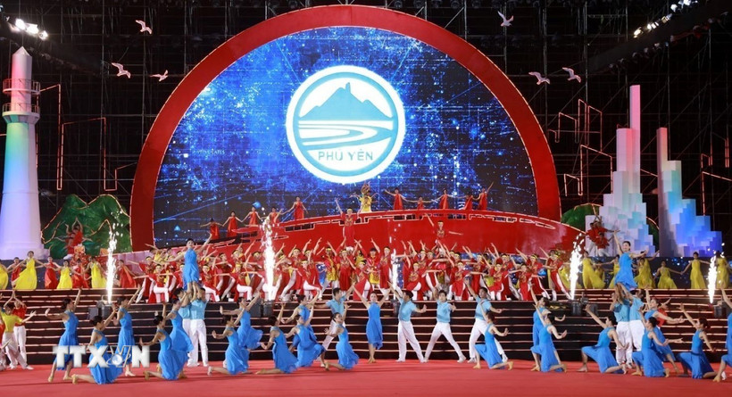 Chương trình nghệ thuật chào mừng 50 năm Ngày Giải phóng tỉnh Phú Yên. (Ảnh: Xuân Triệu/TTXVN