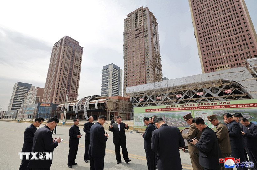 Nhà lãnh đạo Triều Tiên Kim Jong Un thị sát công trường xây dựng 10.000 căn hộ tại khu vực Hwasong ở Bình Nhưỡng ngày 15/3/2025. (Ảnh: KCNA/TTXVN)