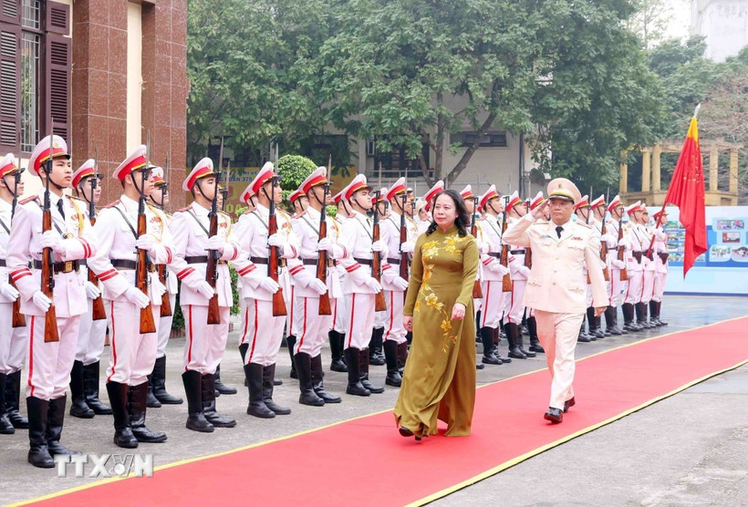 Phó Chủ tịch nước Võ Thị Ánh Xuân duyệt đội danh dự Công an nhân dân. (Ảnh: Phạm Kiên/TTXVN)