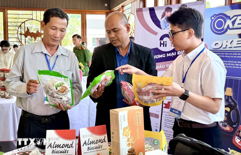 Các đại biểu tham quan khu trưng bày sản phẩm tiêu biểu của doanh nghiệp Việt Nam bên lề hội nghị. (Ảnh: Thanh Sang/TTXVN)