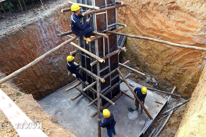 Nhà thầu PCC4 thi công móng cọc tại vị trí 69 thuộc gói thầu số 2 trên địa bàn tỉnh Lào Cai. (Ảnh: Huy Hùng/TTXVN)