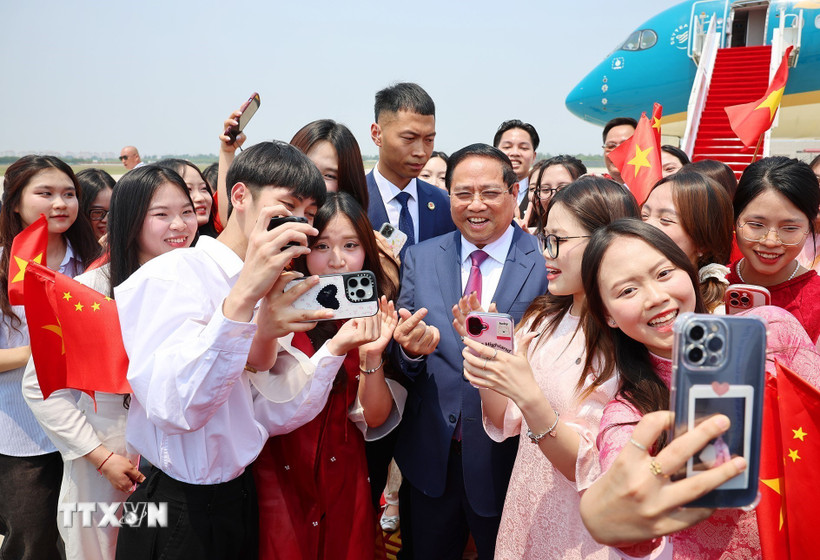 Học sinh, sinh viên Việt Nam tại Trung Quốc đón Thủ tướng Phạm Minh Chính. (Ảnh: Dương Giang/TTXVN)