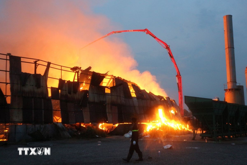 Hiện trường đám cháy lớn. (Ảnh Mạnh Khánh/TTXVN)