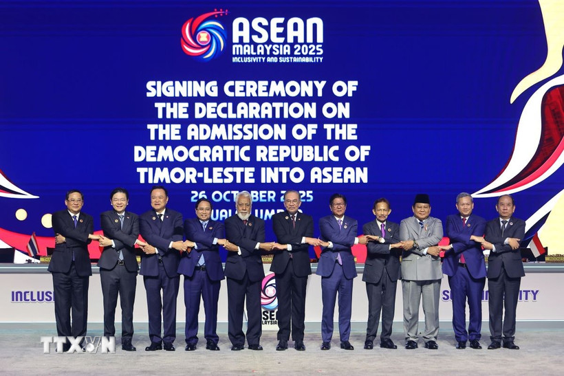 Thủ tướng Timor Leste, Kay Rala Xanana Gusmao (thứ 5, từ trái) sau Lễ ký Tuyên bố về việc kết nạp Timor Leste vào ASEAN trong lễ khai mạc Hội nghị cấp cao ASEAN-47. (Ảnh: Bernama/TTXVN phát)