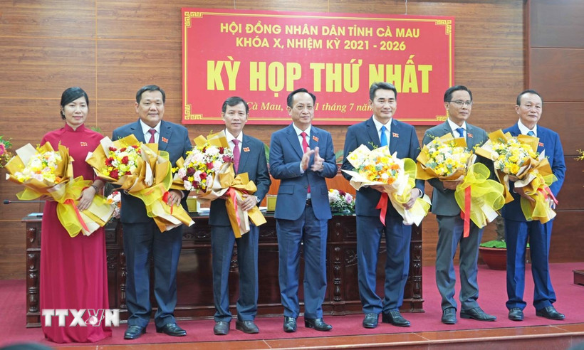 Chủ tịch Hội đồng Nhân dân tỉnh Phạm Văn Thiều tặng hoa chúc mừng các Phó Ban Hội đồng Nhân dân tỉnh. (Ảnh: Huỳnh Anh/TTXVN)