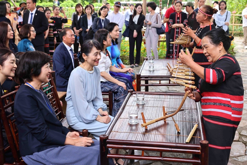 Nghệ nhân ưu tú Y Sinh giới thiệu nét văn hoá dân tộc Xơ Đăng với bà Ishiba Yoshiko, Phu nhân Thủ tướng Nhật Bản. (Ảnh: Minh Đức/TTXVN)