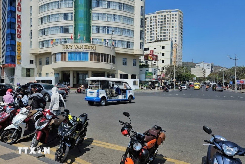 Xe điện 4 bánh hoạt động tại thành phố Vũng Tàu chiều ngày 6/4. (Ảnh: Hoàng Nhị/TTXVN)