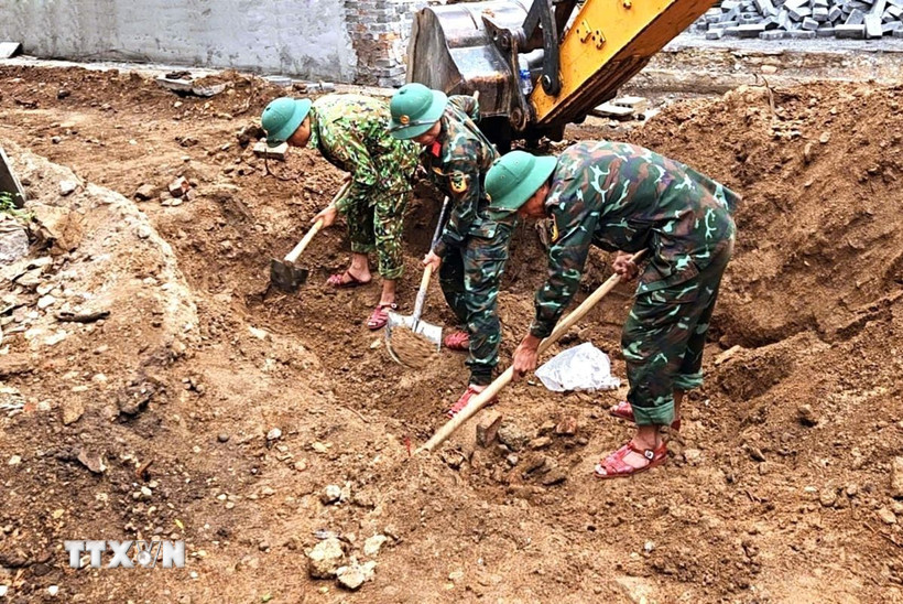 Đội 584, Bộ Chỉ huy Quân sự tỉnh Quảng Trị, tổ chức tìm kiếm và quy tập hài cốt liệt sỹ trong di tích Trường Bồ Đề. (Ảnh: TTXVN phát)