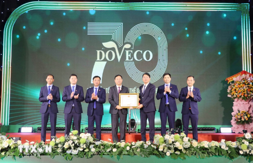 Công ty Cổ phần Thực phẩm Xuất khẩu Đồng Giao được tặng Bằng khen của Chủ tịch UBND tỉnh Ninh Bình vì đã có thành tích xuất sắc trong hoạt động sản xuất, kinh doanh. (Ảnh: Thùy Dung/TTXVN)