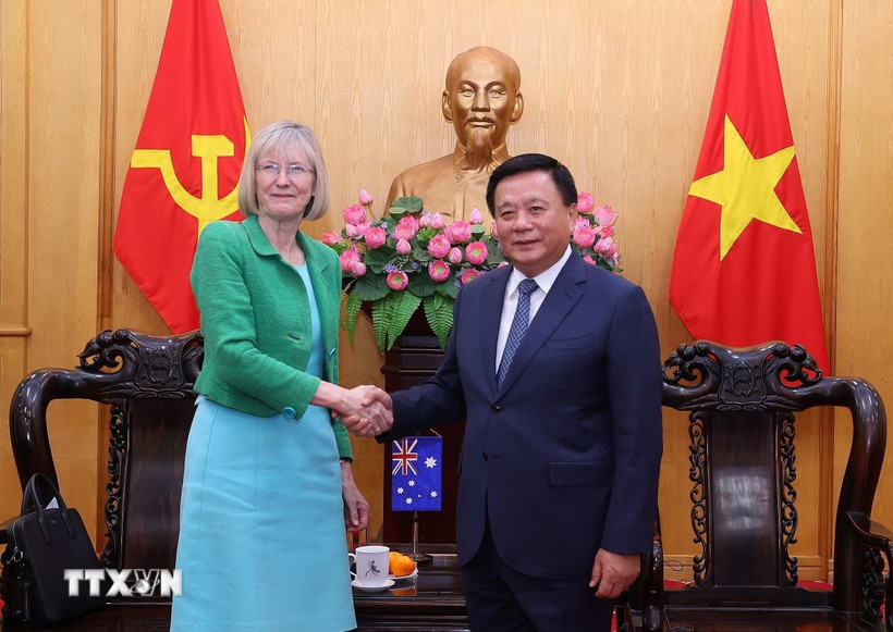 Giám đốc Học viện Chính trị quốc gia Hồ Chí Minh Nguyễn Xuân Thắng tiếp Đại sứ Australia tại Việt Nam Gillian Bird. (Ảnh: Văn Điệp/TTXVN)