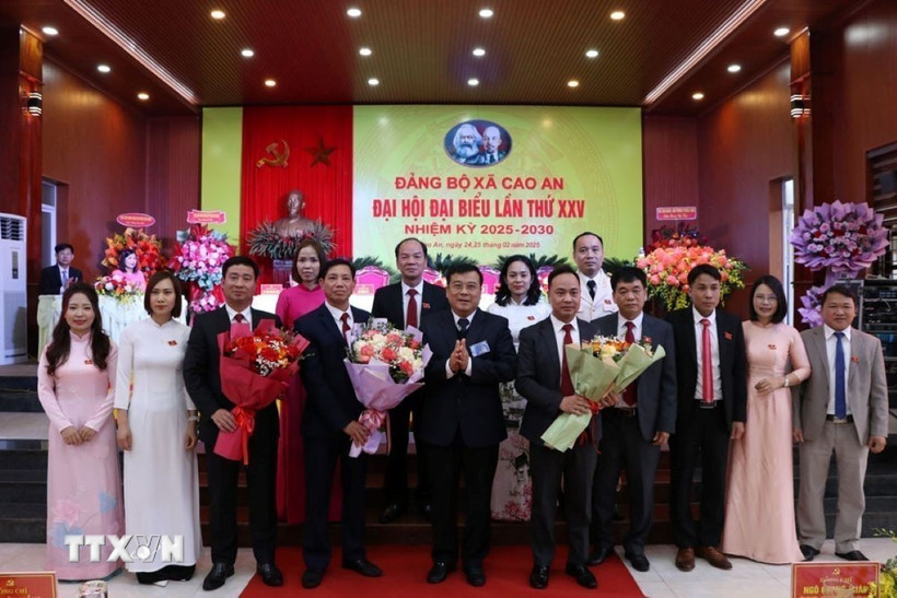 Ban Chấp hành Đảng bộ xã Cao An khóa XXV, nhiệm kỳ 2025-2030 ra mắt đại hội. (Ảnh Mạnh Minh/TTXVN)
