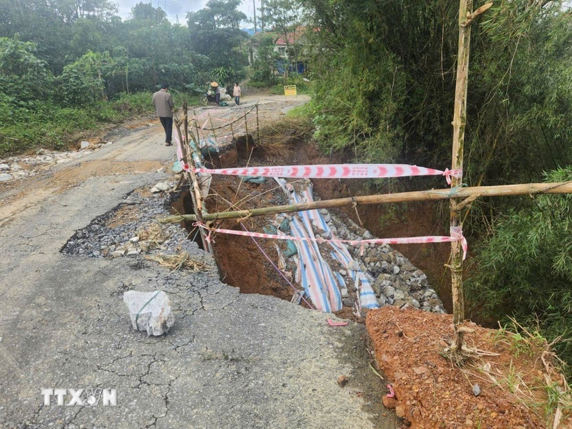 Nhiều điểm trên Tỉnh lộ 587 thuộc xã Khe Sanh bị sạt lở nghiêm trọng. (Ảnh: TTXVN phát)