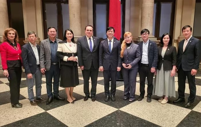 Phó Tổng Giám đốc VOV Ngô Minh Hiển gặp gỡ Chủ tịch Câu lạc bộ báo chí Mexico Mouris Salloum George.