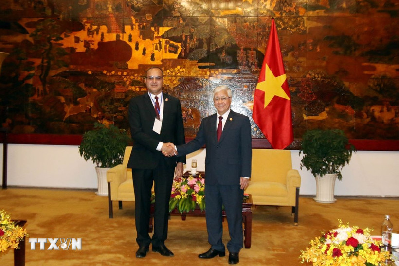 Chủ tịch Ủy ban Trung ương Mặt trận Tổ quốc Việt Nam Đỗ Văn Chiến tiếp ông Bensalem Mohamed, Ủy viên Bộ Chính trị Đảng Mặt trận Giải phóng Dân tộc Algeria. (Ảnh: Tiến Lực/TTXVN)