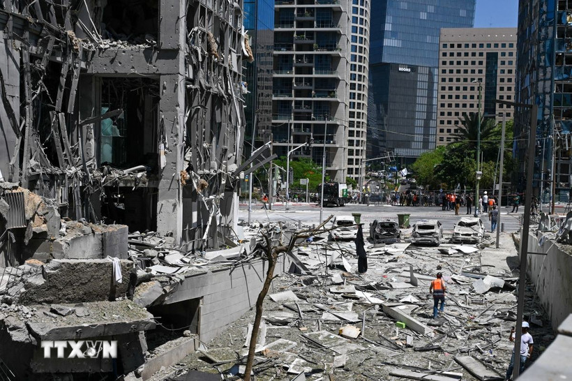 Các tòa nhà bị phá hủy sau cuộc tấn công tên lửa tại Ramat Gan, Israel. (Ảnh: THX/TTXVN)