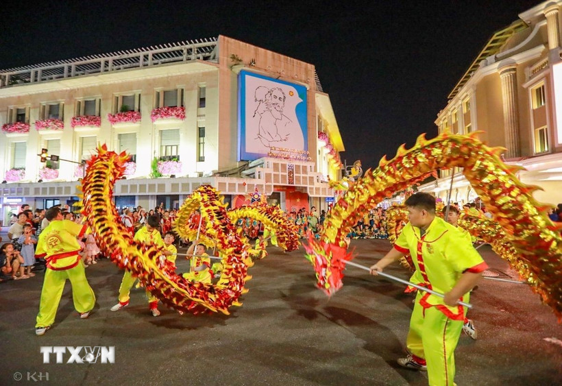 Lễ rước đèn “Đêm hội Trăng Rằm” quanh khu vực Hồ Hoàn Kiếm. (Ảnh: Khánh Hòa/TTXVN)