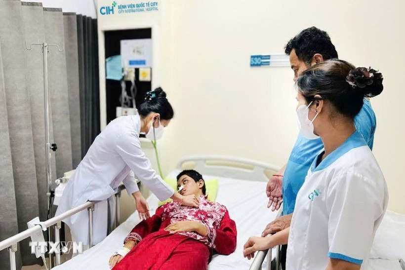 Bác sỹ Bệnh viện Quốc tế City khám cho bệnh nhi người Campuchia trước khi xuất viện. (Ảnh: TTXVN phát)