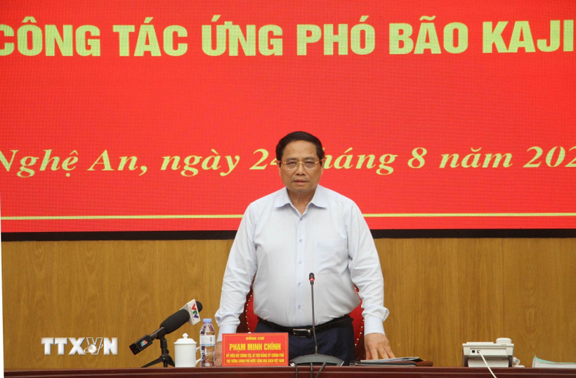 Thủ tướng Phạm Minh Chính trực tiếp chỉ đạo ứng phó bão số 5. (Ảnh: Văn Tý/TTXVN)