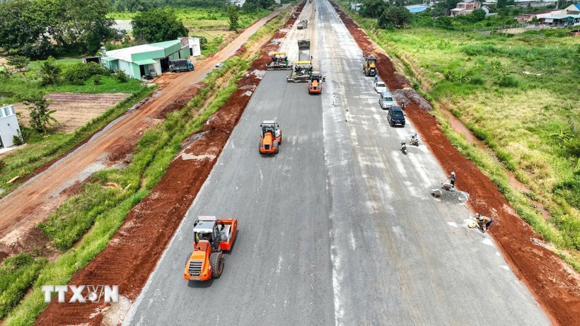 Các nhà thầu khẩn trương thi công tại dự án thành phần 3 cao tốc Biên Hòa-Vũng Tàu. (Ảnh: Hoàng Nhị/TTXVN)