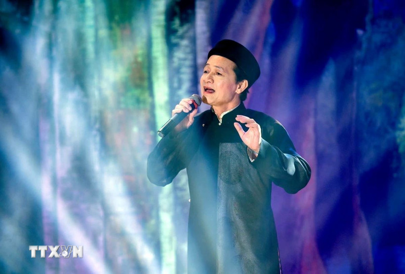 Nghệ nhân Nhân dân Nguyễn Phú Hiệp biểu diễn làn điệu Quan họ. (Ảnh: TTXVN phát)