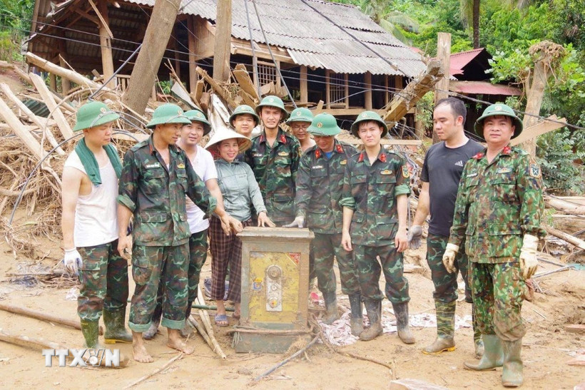 Tổ công tác trả lại két sắt cho gia đình bà Lô Thị Xuân. (Ảnh: TTXVN phát)