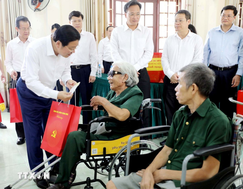 Ông Phan Đình Trạc, Ủy viên Bộ Chính trị, Bí thư Trung ương Đảng, Trưởng Ban Nội chính Trung ương trao quà cho các thương bệnh binh tại Trung tâm Điều dưỡng, chăm sóc người có công tỉnh Hưng Yên. (Ảnh: Thế Duyệt/TTXVN)