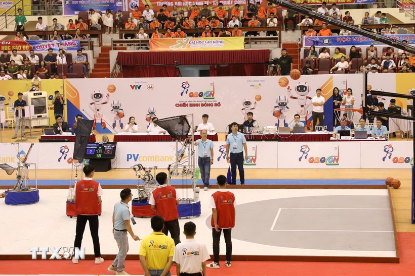 Trận đấu tại bảng B giữa DCN-SEEE02 Đại học Công nghiệp Hà Nội (xanh) và Sao Đỏ-Hải Phòng 3 Đại học Sao Đỏ (đỏ) sau lễ khai mạc. (Ảnh: Đức Phương/TTXVN)