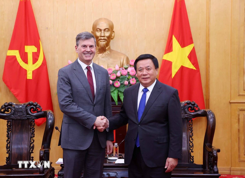 Giáo sư-Tiến sỹ Nguyễn Xuân Thắng tiếp ông Alexey Komissarov, Giám đốc Học viện Hành chính công và Kinh tế quốc dân trực thuộc Tổng thống Liên bang Nga. (Ảnh: Văn Điệp/TTXVN)