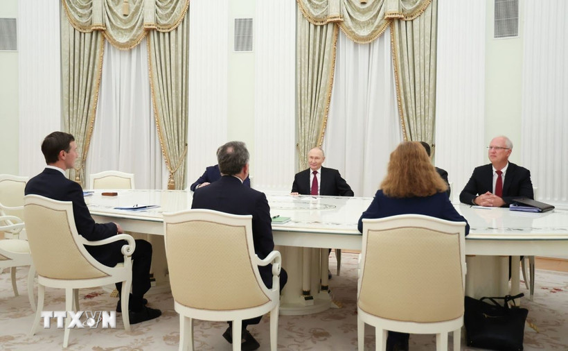 Tổng thống Nga Vladimir Putin và đặc phái viên của Tổng thống Mỹ Donald Trump, ông Steve Witkoff tại cuộc gặp ở Moskva tối 2/12/2025. (Ảnh: AA/TTXVN)