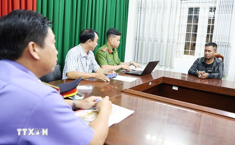 Đối tượng Chau Chan Nô khai nhận tại Cơ quan Công an. (Ảnh: TTXVN phát)