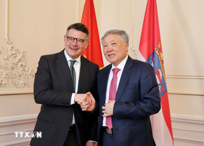 Thủ hiến bang Hessen Boris Rhein đón tiếp Phó Thủ tướng thường trực Chính phủ Nguyễn Hòa Bình. (Ảnh: Phương Hoa/TTXVN)