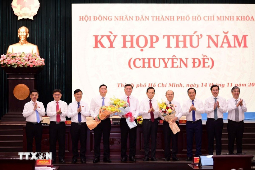 Ông Trần Lưu Quang, Bí thư Trung ương Đảng, Bí thư Thành ủy Thành phố Hồ Chí Minh chúc mừng các tân Phó Chủ tịch UBND Thành phố hôm 14/11. (Ảnh: Hữu Duyên/TTXVN)