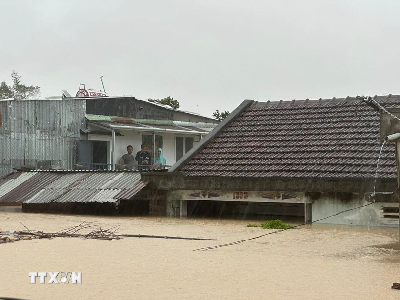 Nhiều khu vực ở Gia Lai ngập sâu trong mưa lũ. (Ảnh: TTXVN phát)